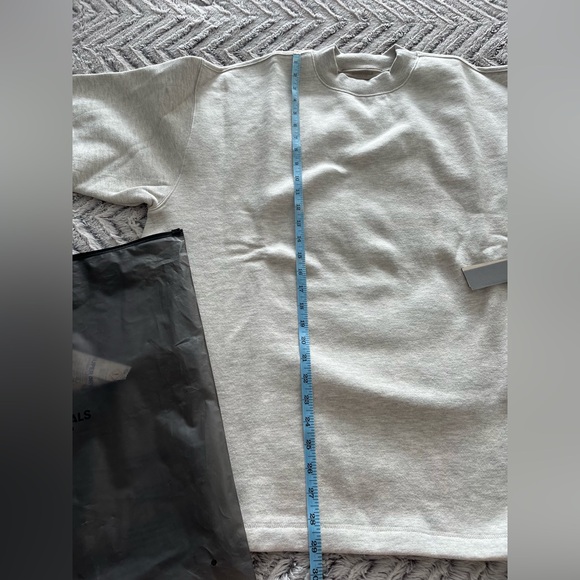 (SOLD) Essentials Fear of God Relaxed Crewneck - Picture 15 of 15